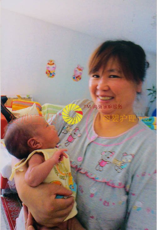 北京爱心宝贝月嫂公司高级月嫂曾琼英说:“即使只是背一背、抱一抱宝宝,亲亲他的小脸蛋,也都是很好的游戏方式”。