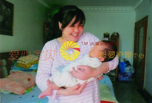 宝宝走路也喜欢让大人抱着,北京爱心宝贝月嫂公司月嫂网高端月嫂曾琼英细心呵护小宝宝。