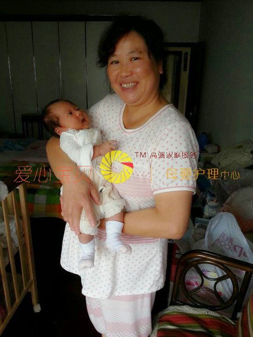 北京爱心月嫂公司金牌月嫂曾琼英说:把宝宝稳稳地抱在怀里,宝宝匀称呼吸、稳健的心跳都在告诉您,他的身心发育都已经初具规模了。
