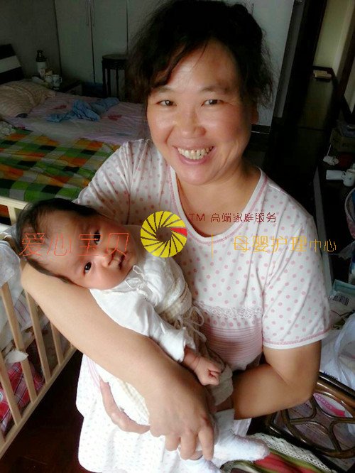 将宝宝抱在怀中,让宝宝感受到爱,北京爱心宝贝月嫂公司高级育婴嫂曾琼英如是说