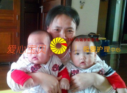 育儿保姆吴迎春精心照顾可爱的双胞胎宝宝