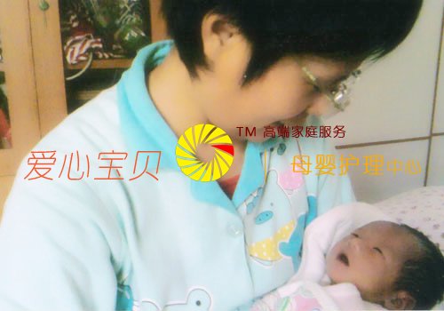 金牌月嫂于翠荣抱着小宝宝