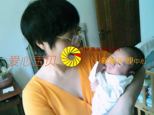 专业月嫂于翠荣照顾满月宝宝