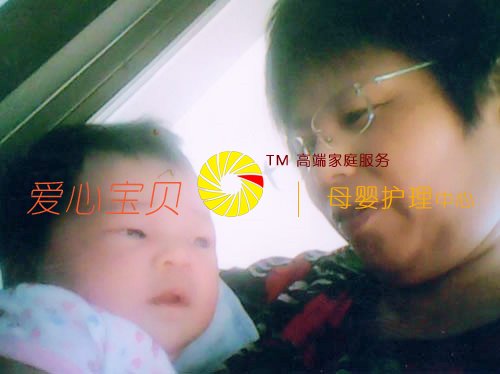新生儿宝宝在月嫂于翠荣的照顾下健康成长