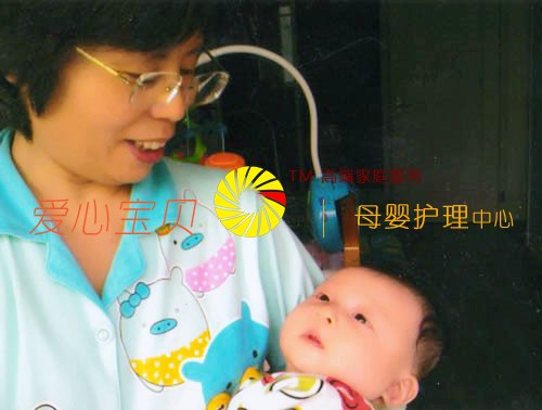月嫂于翠荣照顾新生儿宝宝