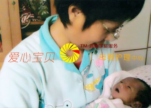 月嫂于翠荣和可爱的新生儿宝宝