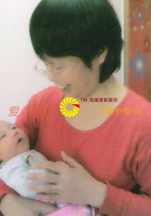 刚出生的宝宝在月嫂于翠荣的照顾下真可爱