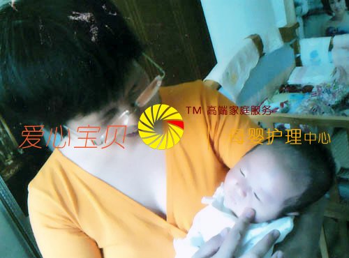 月嫂于翠荣带刚出生的宝宝