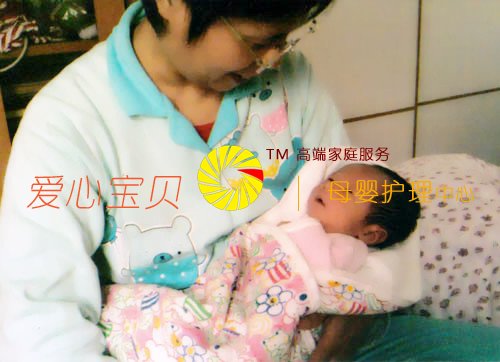 爱心宝贝北京月嫂照顾刚出生的婴儿