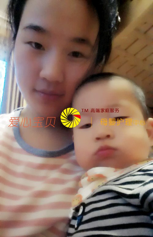 爱心宝贝家政公司年轻育儿保姆齐慧芳照顾小宝宝