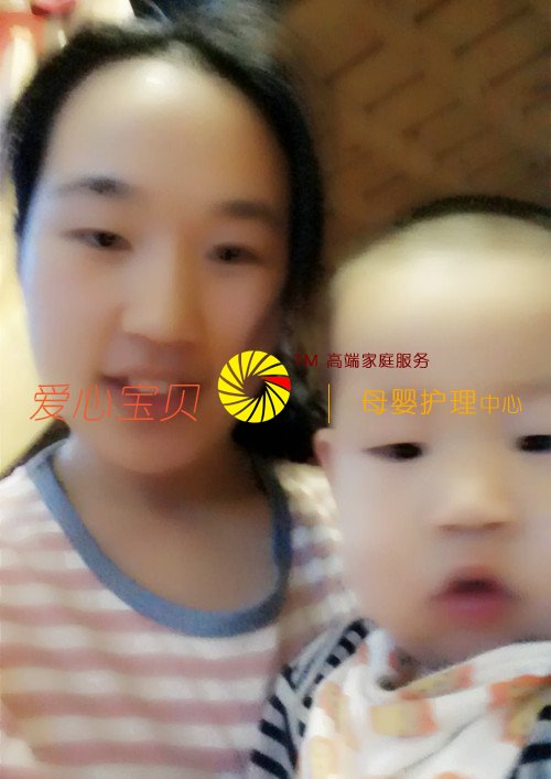 可爱的宝宝在北京爱心宝贝家政公司齐慧芳的悉心照顾下