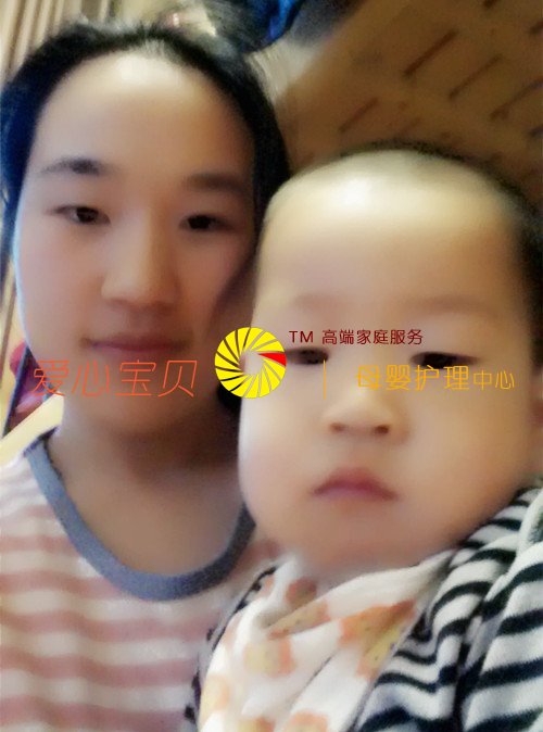 年轻阿姨细心照顾可爱小宝宝