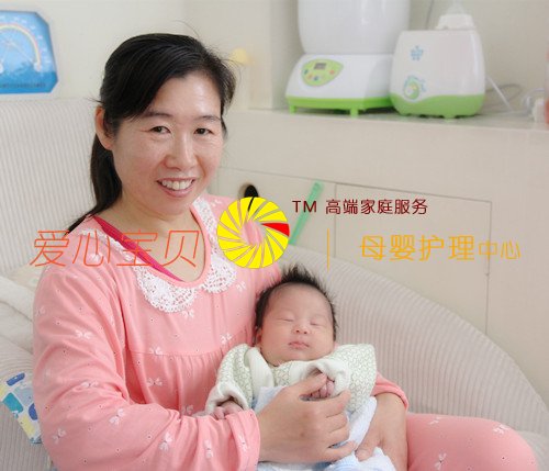 北京爱心宝贝母婴护理中心金牌月嫂李玲护理新生儿