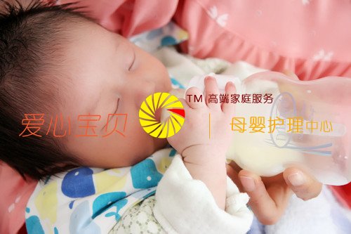 爱心宝贝母婴护理中心金牌月嫂李玲给宝宝喂奶