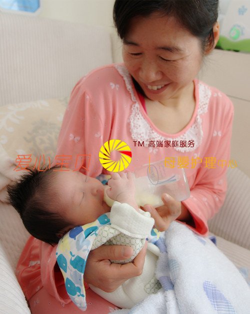 爱心宝贝母婴护理中心金牌月嫂李玲给宝宝喂奶中