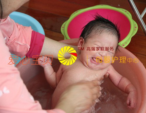 爱心宝贝母婴护理中心金牌月嫂李玲给新生儿宝宝洗澡
