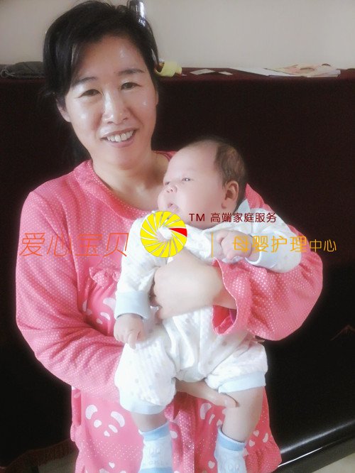 宝宝在金牌月嫂李玲的护理下健康成长