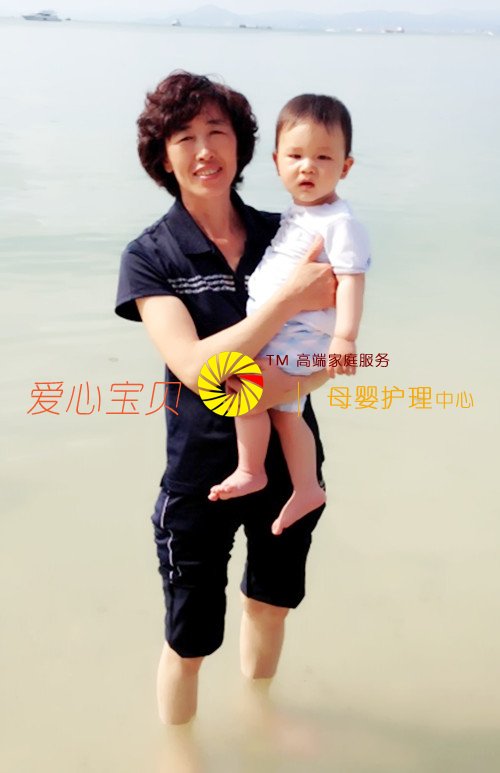 和宝宝一起在海边
