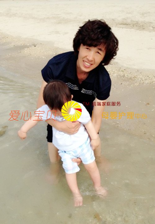 和宝宝一起在海边嬉戏