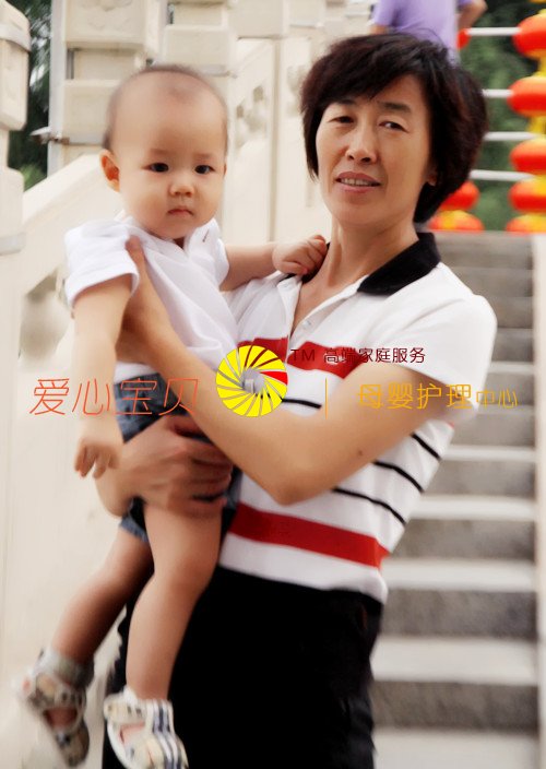 宝宝生活在北京爱心宝贝家政的阿姨的细心呵护下