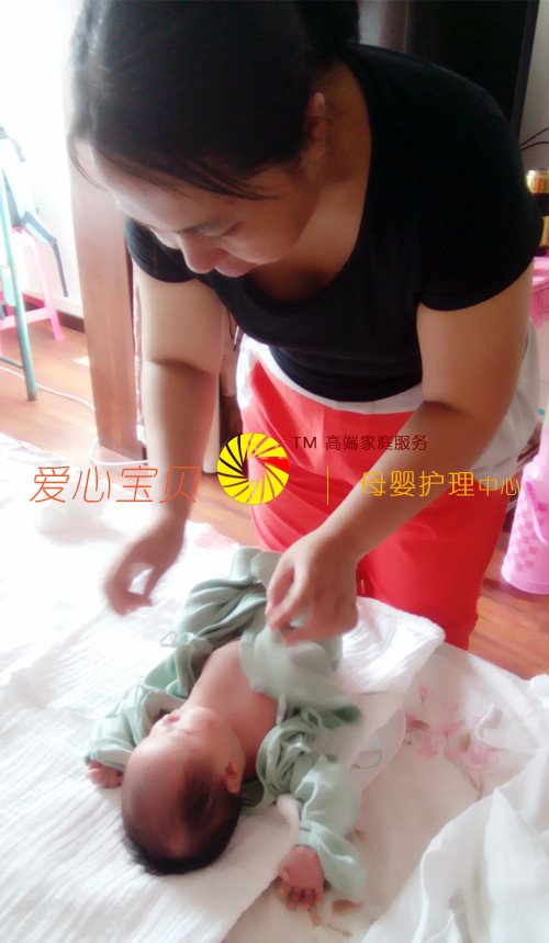 给宝宝做抚触喽,北京爱心宝贝家政服务公司金牌月嫂唐秀荣