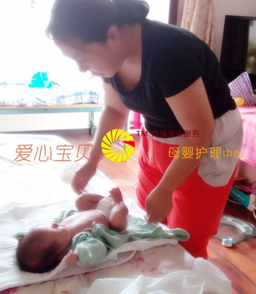 做抚触可以刺激宝宝感觉器官的发育,增进宝宝的生理成长和神经系统反应。