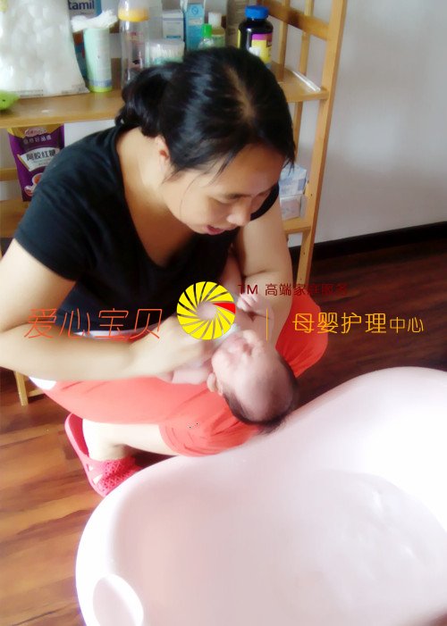 给宝宝洗澡喽,北京爱心宝贝家政服务公司金牌月嫂唐秀荣。