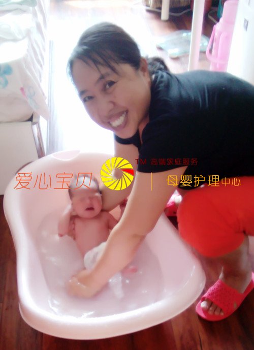 给宝宝洗澡,除达到清洁作用外,还可发挥亲子运动和游戏的作用:水的热传导能力快,有促进宝宝体温调节中枢成熟的作用。