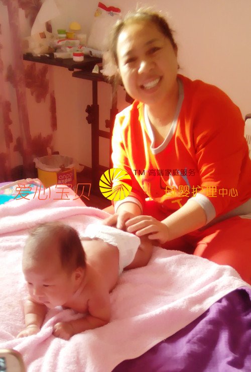给宝宝做被动操,宝宝多舒服啊!北京爱心宝贝家政公司专业月嫂唐秀荣。