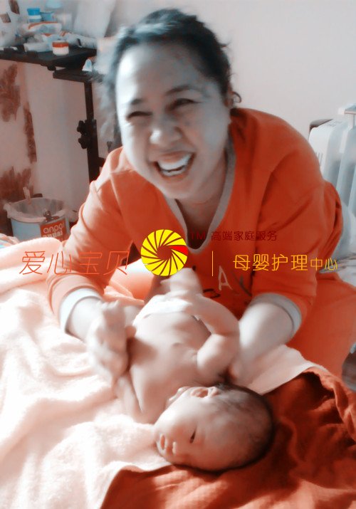 给宝宝做被动操不仅可以促进婴儿体格的生长发育,使其大脑、神经系统、肌肉等发育,还可以帮助和 促进婴儿动作的发展。