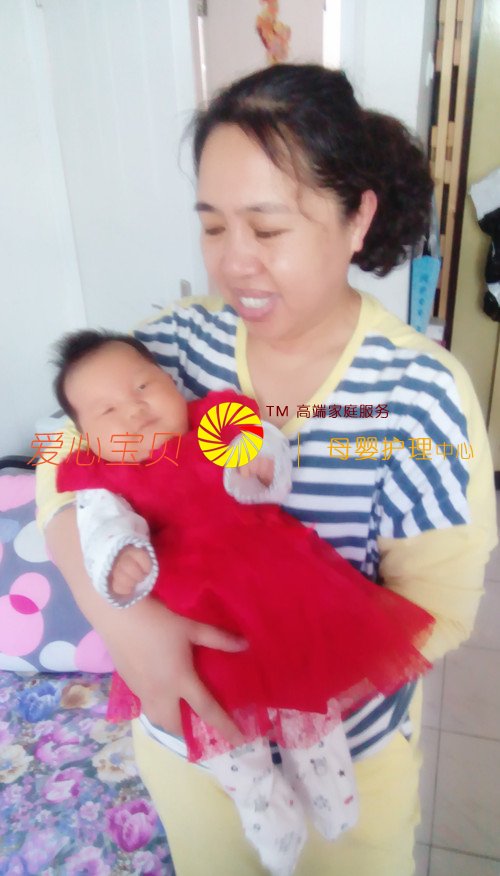 宝宝在北京爱心宝贝家政月嫂唐秀荣的细心呵护下