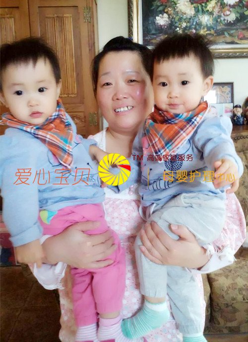 北京爱心宝贝家政公司育婴师李秀梅带带双胞胎宝宝