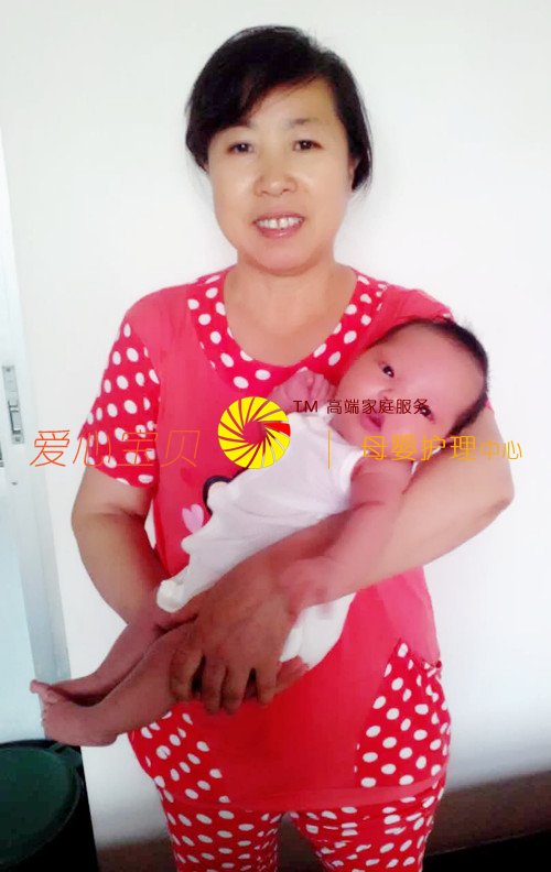 宝宝在爱心宝贝家政公司育婴师张素艳的护理下健康成长