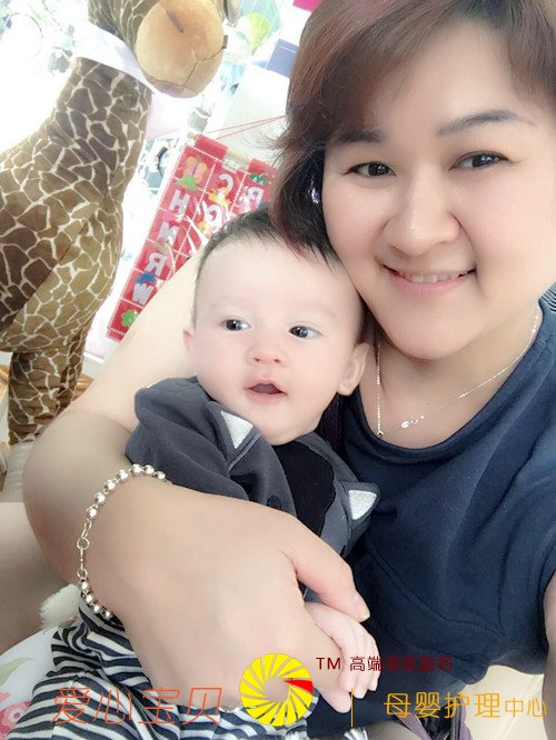 护理的美国小宝宝