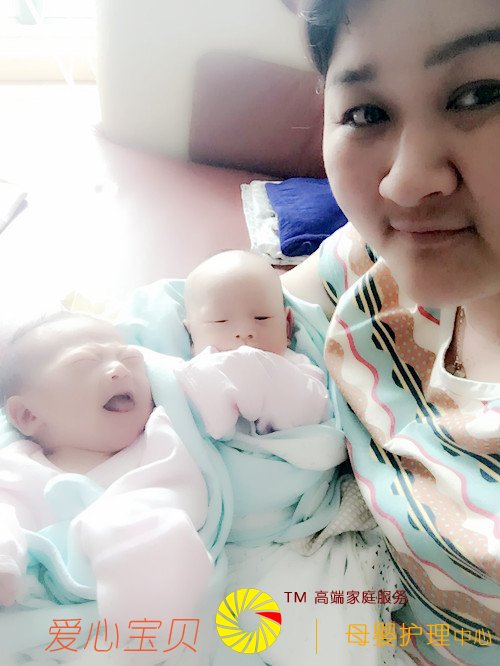涉外育婴师护理的双胞胎宝宝