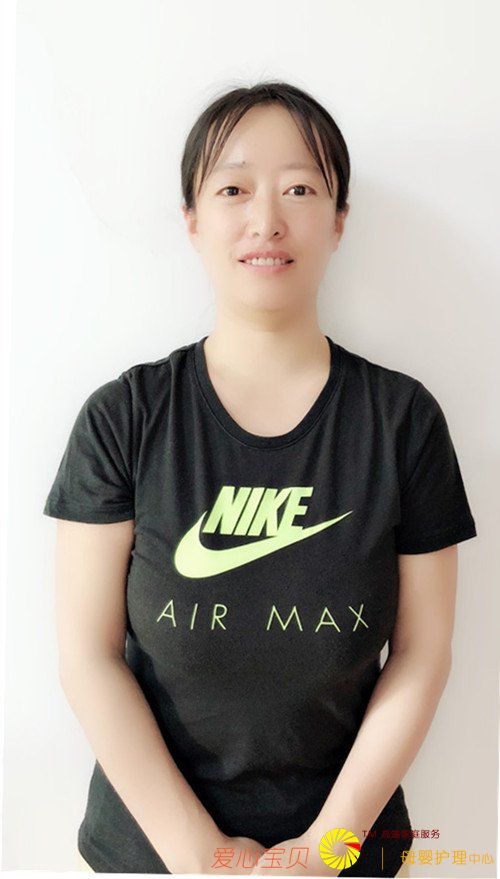 育儿嫂丁荷叶近照