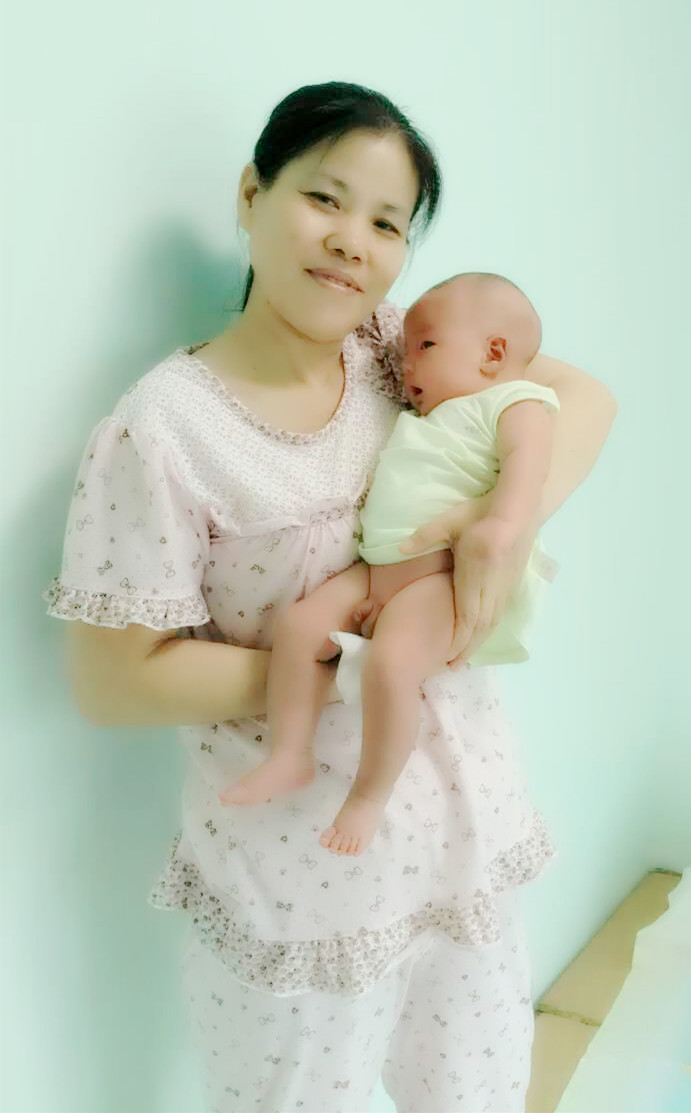 护理的双胞胎宝宝